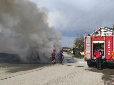 Sakarya’da Bir Kamyon Sevkiyat Sırasında Yanarak Küle Döndü