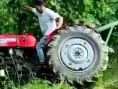 Sakarya’da Devrilen Traktörden Şans Eseri Kurtuldu