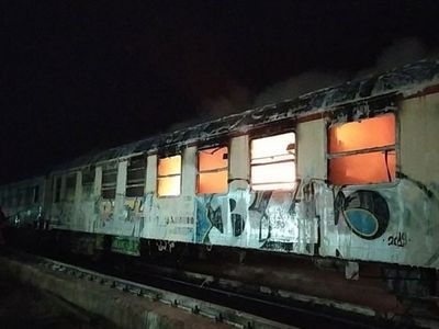 Sakarya'da Hurdaya Ayrılan İki Vagonda Yangın!