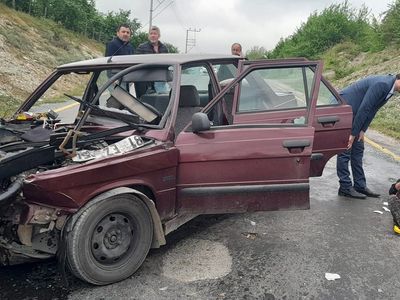 Sakarya'da iki otomobil kafa kafaya çarpıştı: 3 kişi yaralandı!
