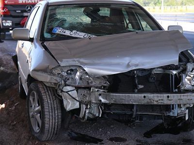 Sakarya’da Kontrolden Çıkan Araç Bariyerlere Çarparak Durabildi