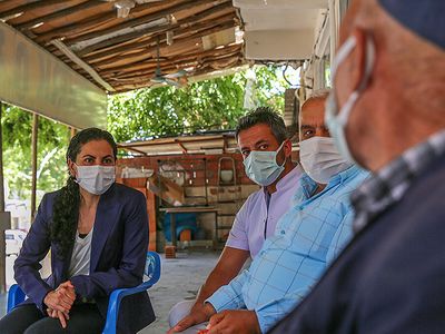 Salgınla Mücadele Devam Ediyor! Diyarbakır'da Kürtçe Öğrenen Kaymakam Vatandaşları Tek Tek İkna Ediyor