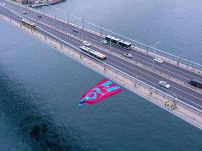 Şampiyon olan Trabzonspor’un bayrağı İstanbul Boğazı’na asıldı