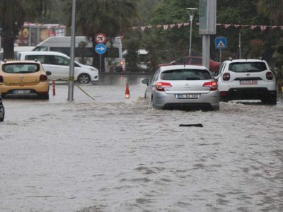 Samsun’da deniz karaya taşındı: Sağanak yağış hayatı felç etti
