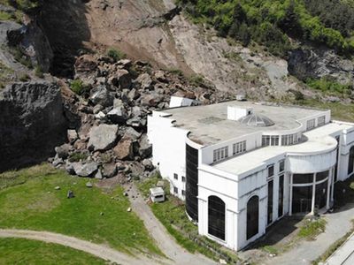 Samsun'da korkutan heyelan: Düğün salonu binası kayaları engelledi!