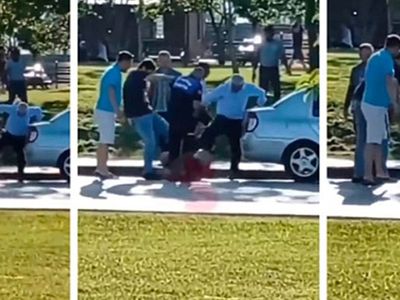 Samsun’da sokakta çıplak gezen adama vatandaştan meydan dayağı