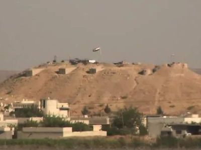 Şanlıurfa'da bayrak oyunu! PKK/YPG'li teröristler Ayn El Arap kentine rejim bayrağı asarak kamufle olmaya çalıştı