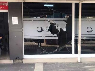 Şanlıurfa'da skandal olay: Suriye uyruklu göçmenler Göç İdaresi binasına taşlı saldırı gerçekleştirdi