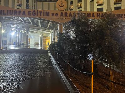 Şanlıurfa’daki yağış hayatı felç etti: Yollar göle döndü