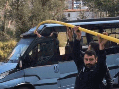 Şans Eseri Kurtuldu: Metal Boru Ön Cama Ok Gibi Saplandı!