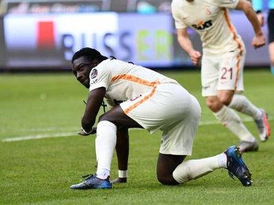 Şansal Büyüka, Galatasaray'da Bafetimbi Gomis'in yarı emekli gibi futbol oynadığını söyledi