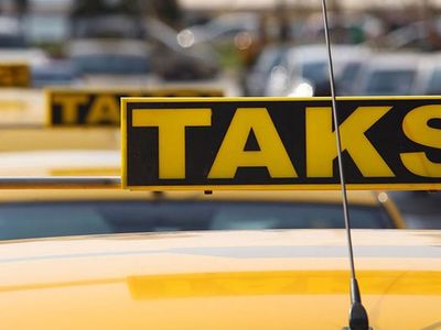 Sarı taksi terörü son bulmuyor, taksi sürücüsü yolcuların eşyalarını dışarı fırlattı!