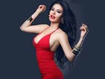 Şarkıcı Ebru Polat derin göğüs dekolteli cesur pozuyla yaktı geçti