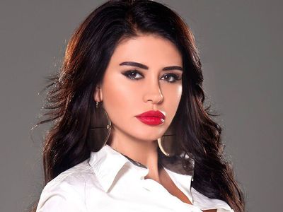 Şarkıcı Ebru Polat Sevgilisine Arkadaşı Tarafından Gönderilen Çıplak Fotoğrafları Yakalayınca Deliye Döndü!