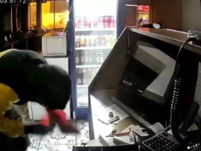 Şaşkın Hırsız Görenleri Hayrete Düşürdü: Önce Bayrağı Öptü Sonra Kasayı Boşalttı