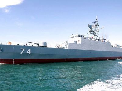 Savaş gemisi yana devrildi: Yaralılar hastaneye kaldırıldı