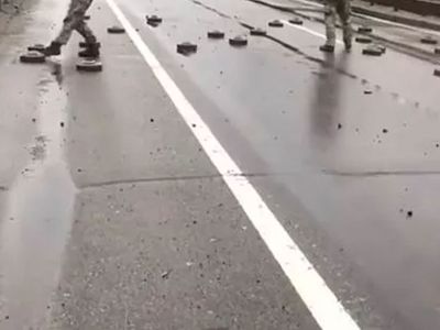 Savaşta görülmemiş olay! Ukraynalı askerler asfalttaki mayınları tekmeledi!
