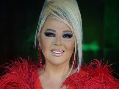 Seda Sayan’ın nikah şahidi olan Safiye Soyman kıyafetiyle herkesi şaşırttı! Görenler pes artık dedi