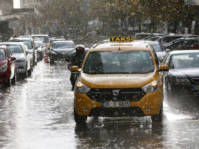 Şehirde yağmur hayatı felç etti: Yollar ve caddeler sudan görülmedi