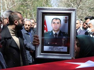 Şehit cenazesinde duygulandıran anlar: Şehit Mücahit Sınırtepe'nin annesi Şehit Ömer Delibaş'ın cenazesine katıldı!
