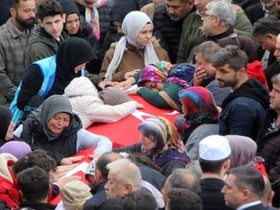 Şehit madencinin kızı yürekleri yaktı: Bu benim babam