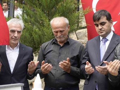 Şehit öğretmen necmettin yılmaz şehadetinin 9. yılında kabri başında anıldı