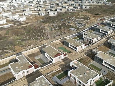 Şehitlere büyük saygısızlık: Mezarların üzerine villalar yapıldı!