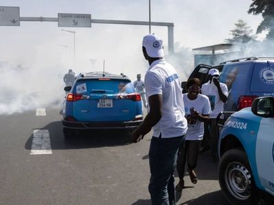Senegal’de seçim ertelendi: Sokaklar yangın yerine döndü
