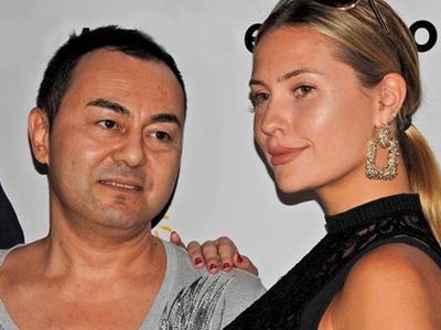 Serdar Ortaç'ın Eski Eşi Chloe Loughnan Soyundu da Soyundu! İç Çamaşırsız Pozlarını Kameraya Verdi