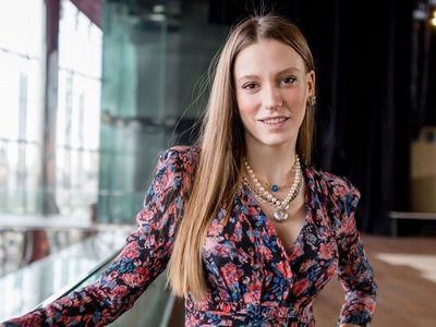 Serenay Sarıkaya iddiasını konuşturdu: Dekolte öyle değil böyle verilir diyen ünlü oyuncunun paylaşımına ‘İçine bir şey giymemiş’ yorumu geldi