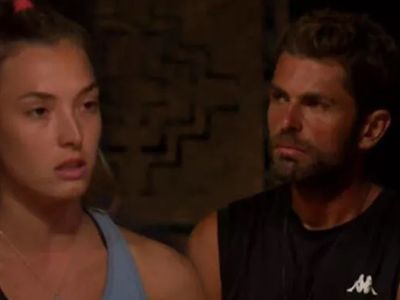 Survivor'da Sevgililer Gününü Özel Ünlüler Takımındaki Mert Öcal'dan Gönüllüler Takımındaki Sude Burcu'ya Çiçek Gitti!