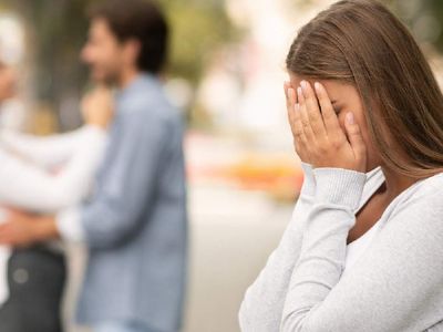 Sevgilim beni aldatıyor mu? Sevgilimin aldattığını nasıl anlarım? Eşim beni aldatıyor mu? İşte davranışlara göre aldatıldığını anlama