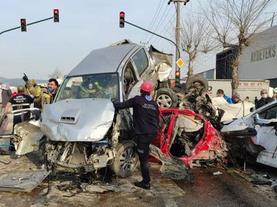 Seyir Halindeki Tırın Freni Patladı: 4 Ölü