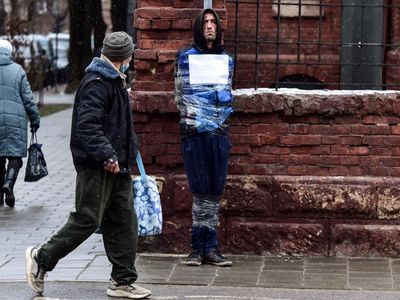 Sıcak gelişmelerin yaşandığı Ukrayna'nın Lviv kentinde casus şüphelisi bir şahıs direğe bağlandı