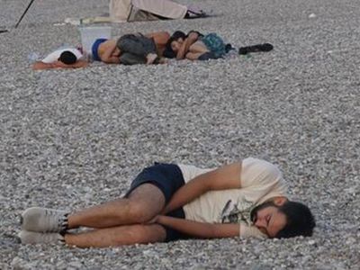 Sıcaklardan Bunalan Tatilciler Konyaaltı Sahilinde Sabahladı