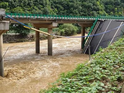 Şiddetli yağmur köprüyü çökertti: 12 ölü, 31 kayıp var