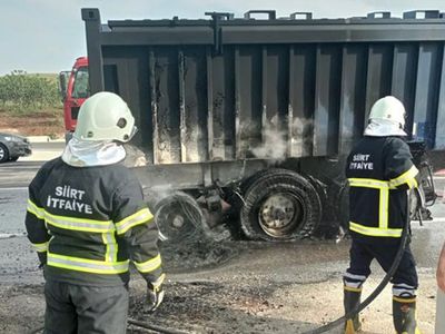 Siirt’te Lastikleri Alev Alan Kamyonu Kül Olmaktan Sürücü Kurtardı