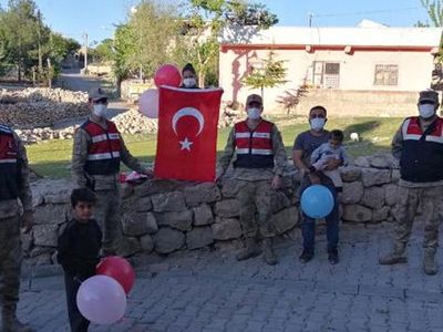 Siirt'te Yaşayan Küçük Hülya İstedi Jandarma Yerine Getirdi