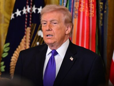 Silah Sesleri Yemeği Böldü: Trump Apar Topar Salondan Çıkarıldı