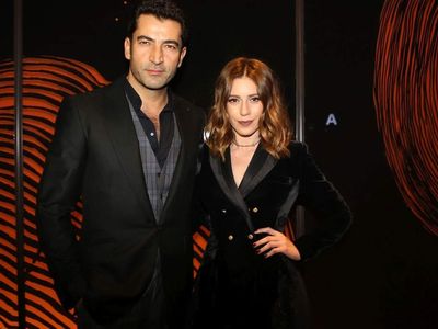 Sinem Kobal'dan karnı burnunda poz! Mini elbisesi ile Sinem Kobal'a Maşallah yorumları yağdı