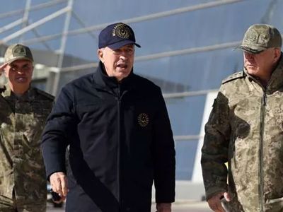 Sınırda hareketli dakikalar: Bakan Akar’dan dikkat çeken ziyaret