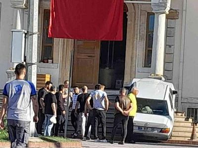 Sinop'ta bir garip kaza! Kontrolünü kaybeden sürücü otomobiliyle Sinop Adliyesi'nin merdivenlerine çıktı