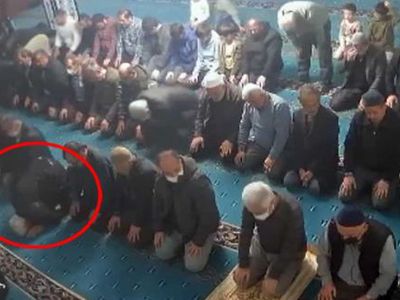 Sinop'ta camide namaz kılan vatandaş kalp krizi geçirdi: O anlar kameraya yansıdı!