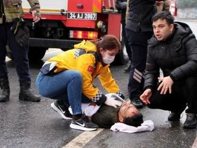 Şişli'de can pazarı: Üst geçitten düşen vatandaşa ilk müdahaleyi yoldan geçen doktor yaptı