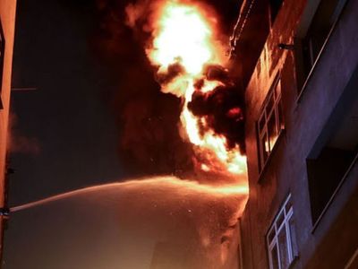 Şişli'de Lastik Deposu Alev Alev Yandı