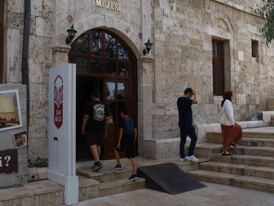 Sivas halayının simülasyonu turistlerin ilgisini çekiyor