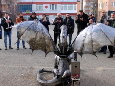Sivas sokaklarında ateş püskürten ejderha: Vatandaşlar görüntülemek için sıraya girdi