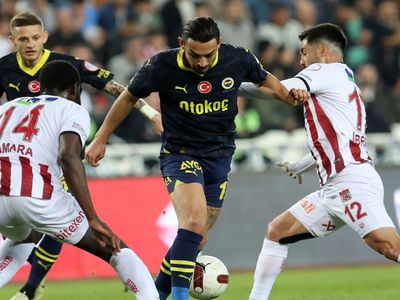 Sivasspor Fenerbahçe maçında tartışılan an: Hakemler Sivasspor'un penaltısına ne dedi?