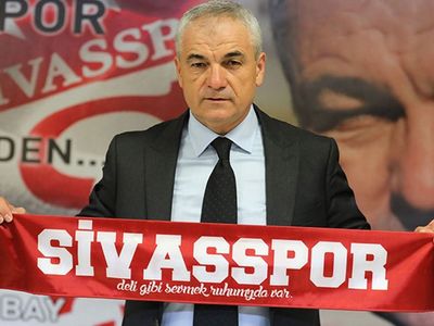 Sivasspor'da Rıza Çalımay Kayserispor ile oynayacakları Türkiye Kupası final karşılaşması öncesinde kupayı kazanmak istediklerini söyledi