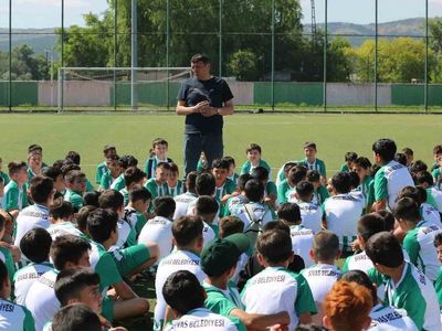 Sivas'ta çocuklar yaz spor okullarında futbol eğitimine devam ediyor